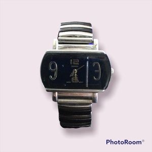 Black and silver stretch band with wide watch face. Not tarnished,poor lighting.